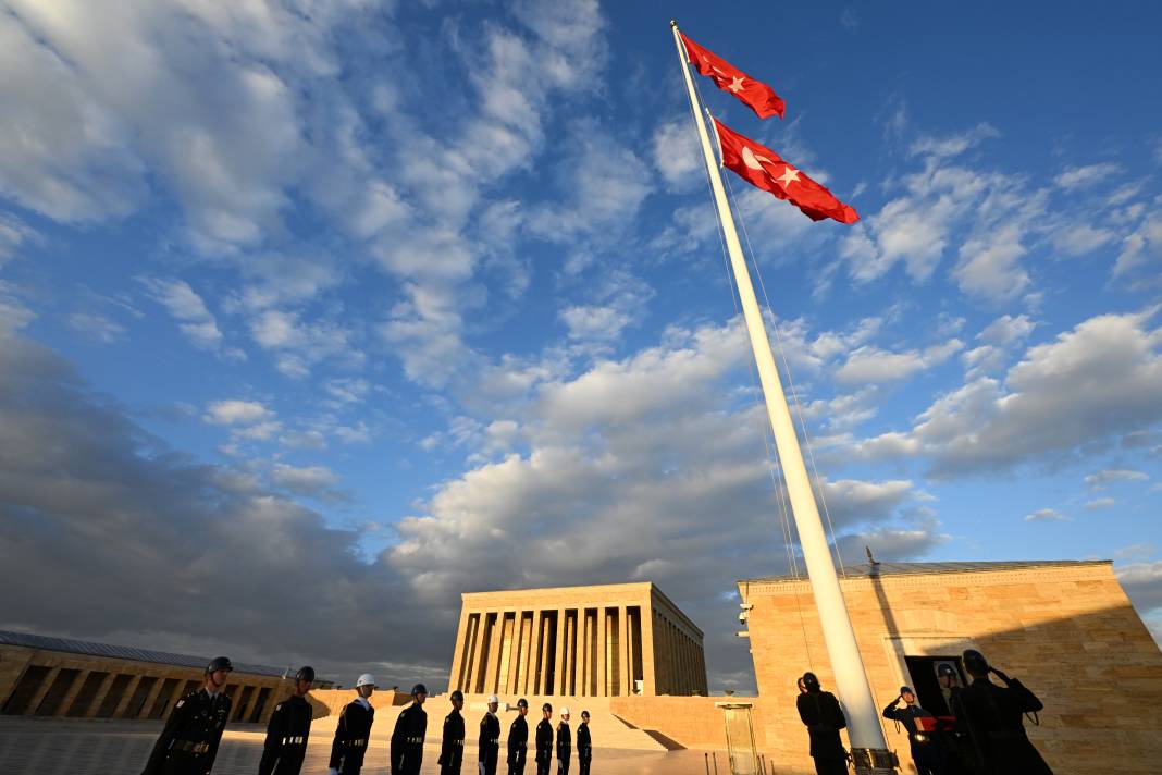 Türk bayrağının gönderden hiç inmediği yer 9